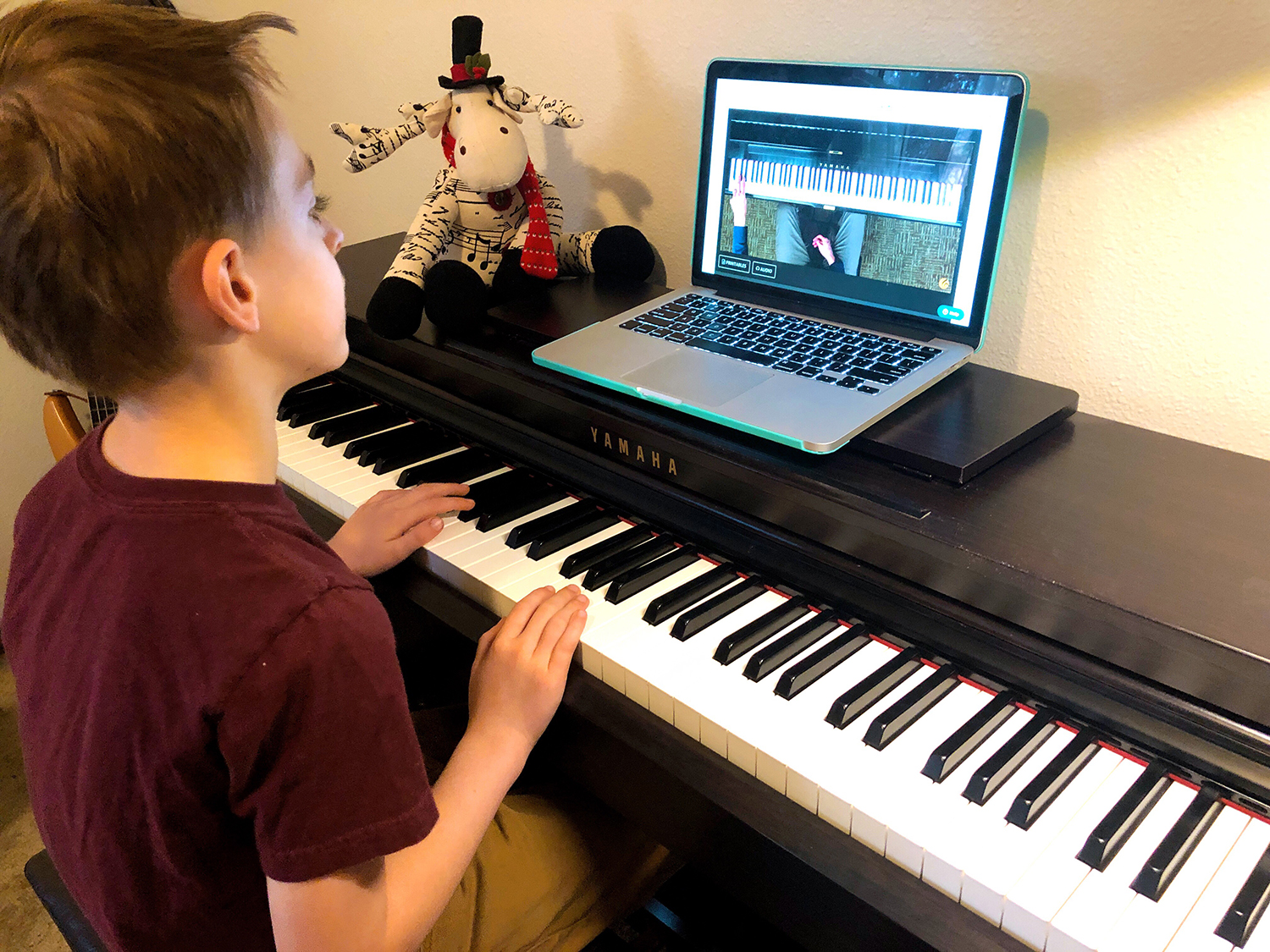 Học đàn Piano trên ứng dụng hay học từ giáo viên ???