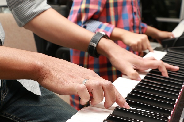 Cách đánh đàn Piano bằng 2 tay theo phương pháp tay phải và hợp âm