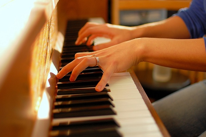 Khởi động tâm trí và cơ thể trước khi tập luyện đàn Piano