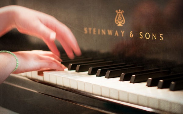 Mẹo nhỏ giúp bạn phân biệt phím đàn Piano ngà voi và nhựa