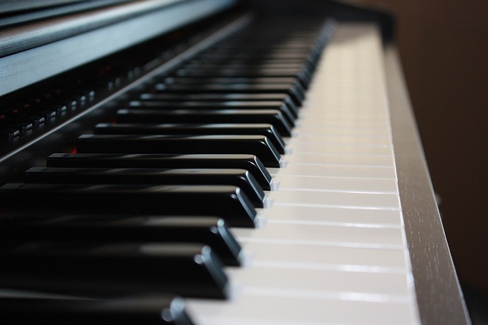 Phím đàn piano được làm bằng gì và tại sao?