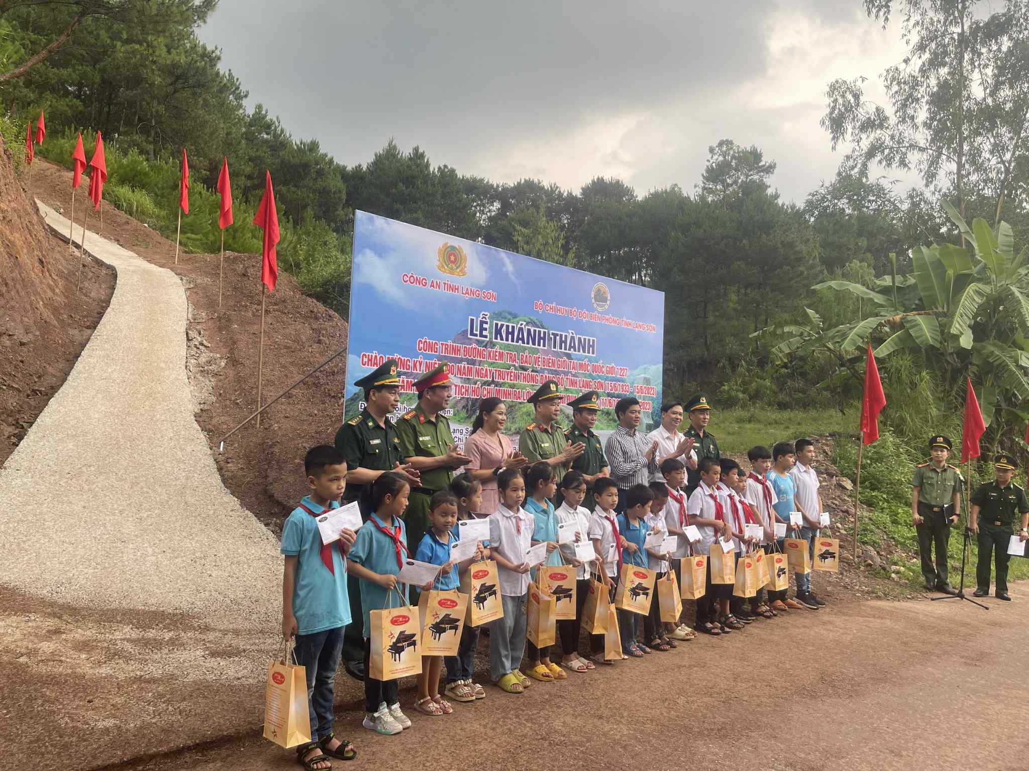 CHƯƠNG TRÌNH “ÁO ẤM CHO EM” – PIANO MOZART phối hợp cùng Bộ đội Biên phòng